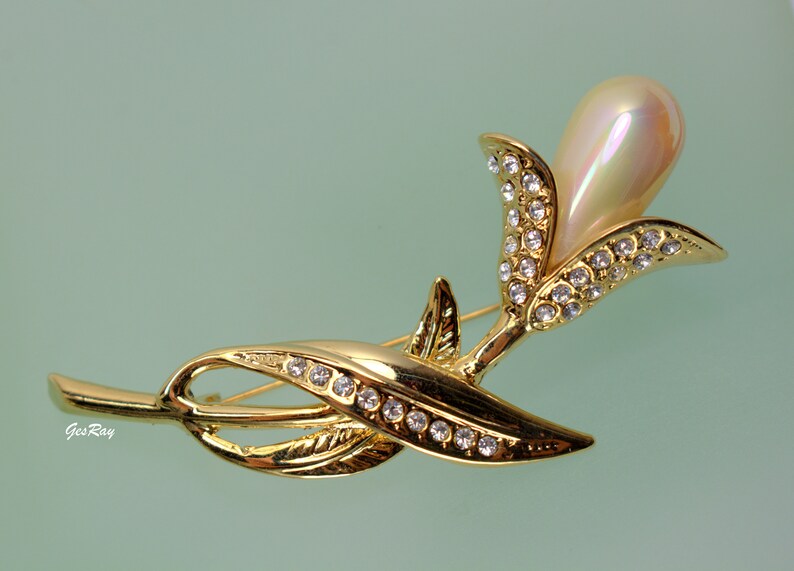 Vintage Pearl Flower Brooch Pin, Gold Tone Stem image 1