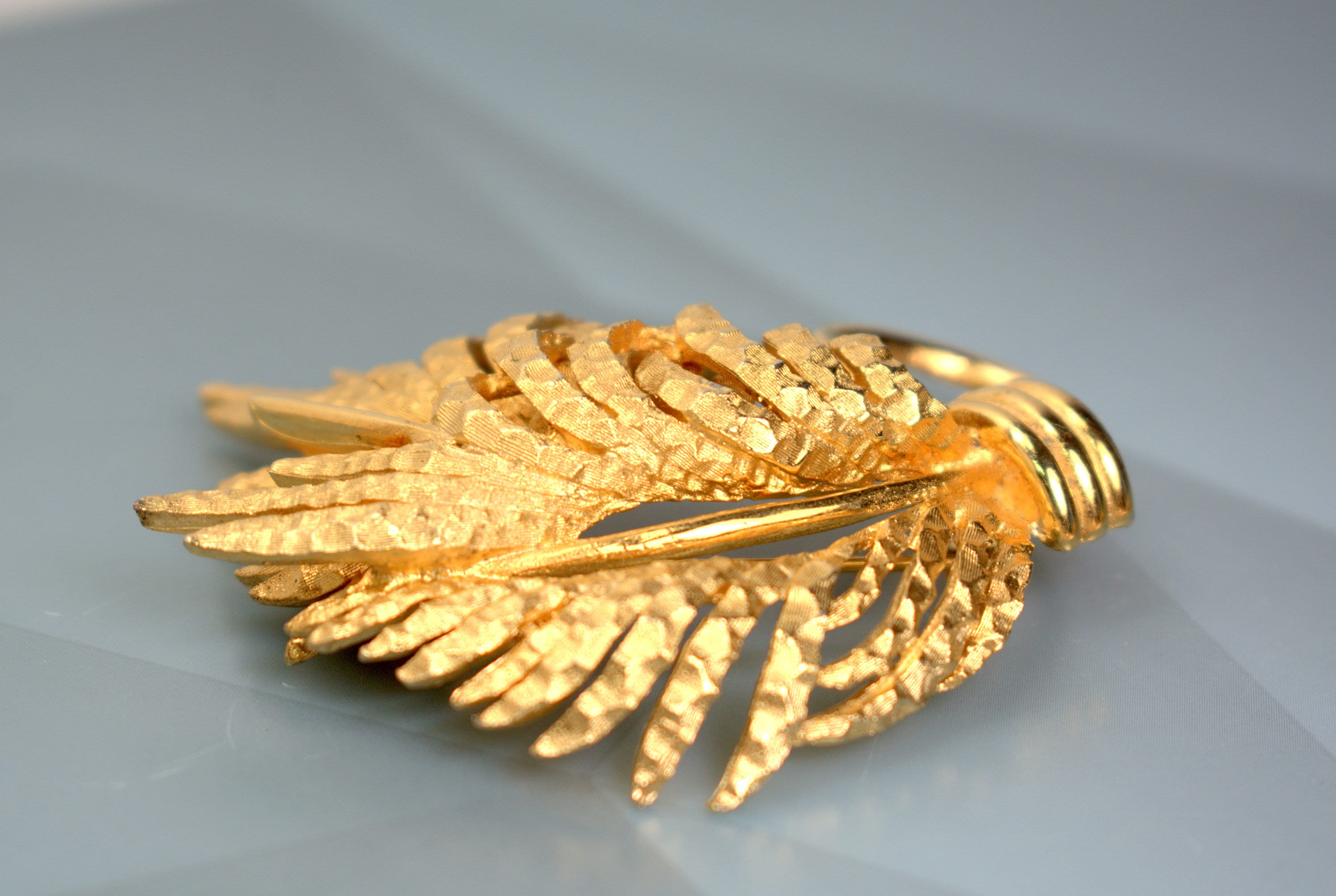 Broche Feuille Texturée En Plaqué Or - État Bon - Bijou Occasion