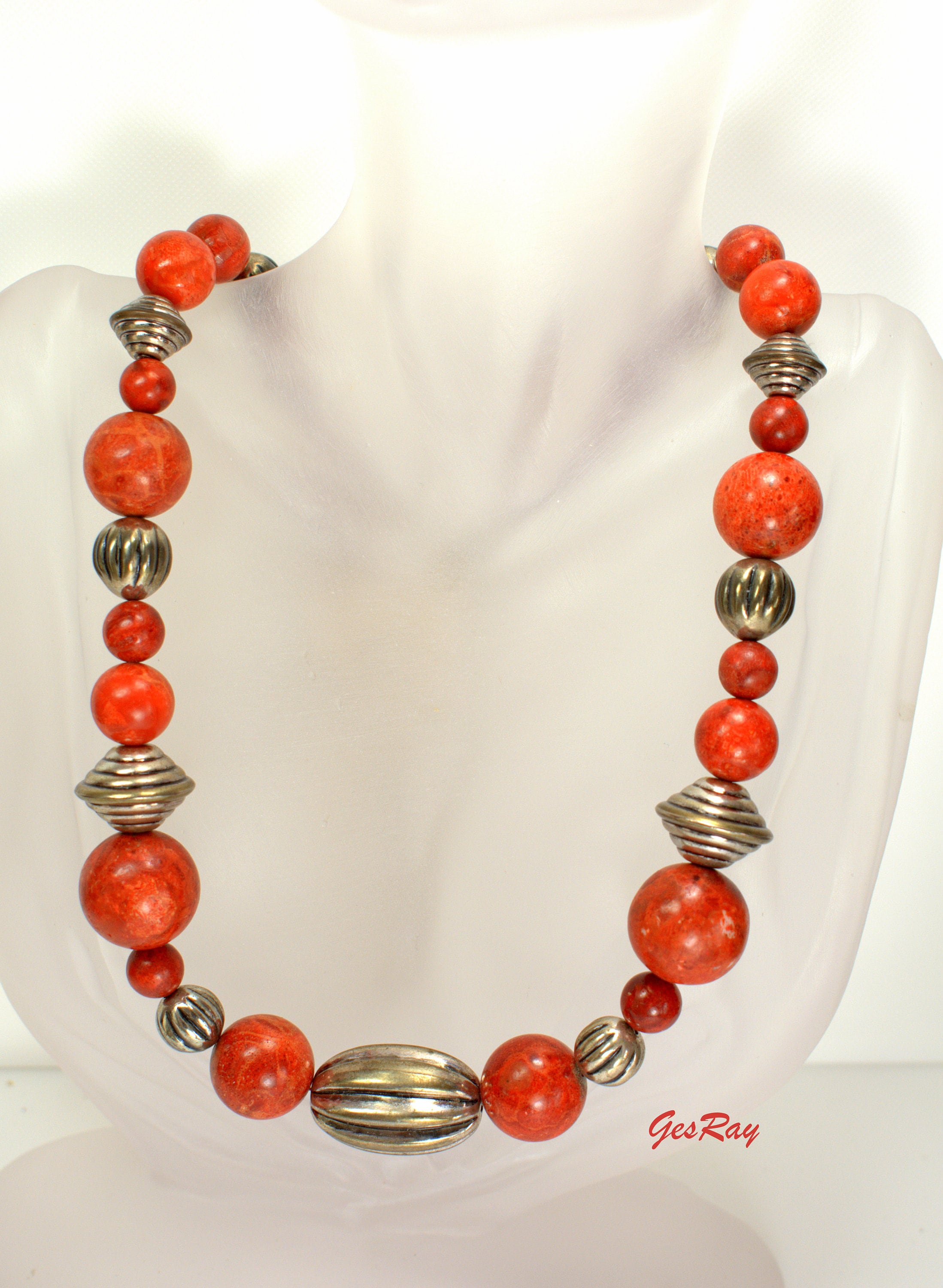 COOLSTEELANDBEYOND Collana Lunga Boho In Perle E Corallo Sintetico – Gioiello Statement Rosso E Bianco