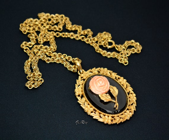 Beautiful Vintage  Faux Onyx Pendant Necklace by Avon Jewellery