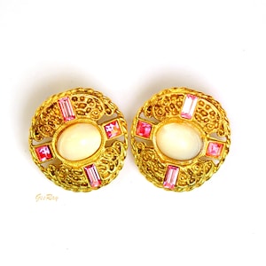 Pendientes de estilo victoriano de 1928 Jewelry Co. con diamantes de imitación de perla rosa y oro.