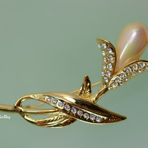 Vintage Pearl Flower Brooch Pin, Gold Tone Stem image 6