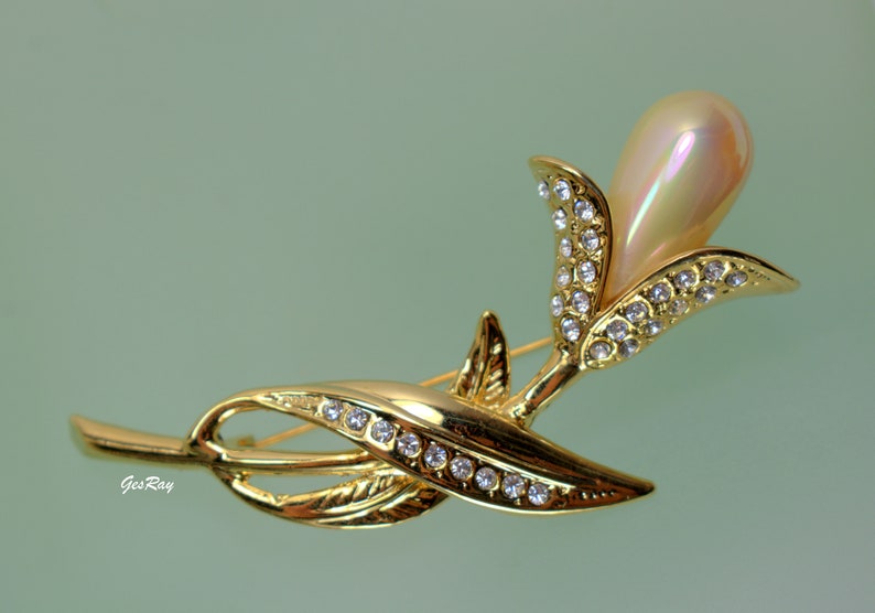 Vintage Pearl Flower Brooch Pin, Gold Tone Stem image 6