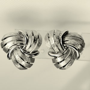 Krone Trifari strukturierte Silber Ohrringe Clip auf Vintage Trifari Schmuck