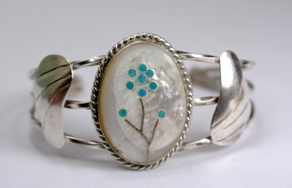 Flower Pearl Vintage Native American Zuni Sterling Silver Inlay Bracelet Flower Pearl Vintage Native American Zuni Sterling Silver Inlay Bracelet