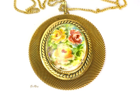 Pendentif Vintage Avec Chaine - Motif Camée Floral Finement Travaillé En Relief, Couleur Or, Référence *3703