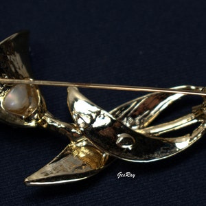 Vintage Pearl Flower Brooch Pin, Gold Tone Stem image 5