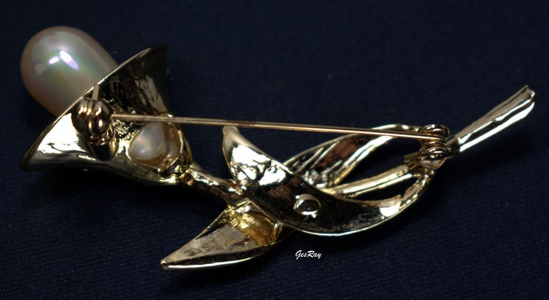 Vintage Pearl Flower Brooch Pin, Gold Tone Stem image 5