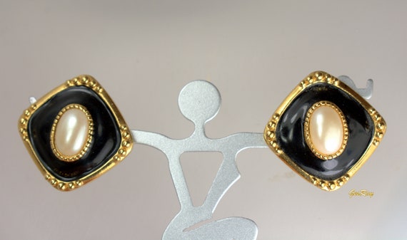 Vintage Avon Earrings Faux Pearl Black Enamel But… - image 2