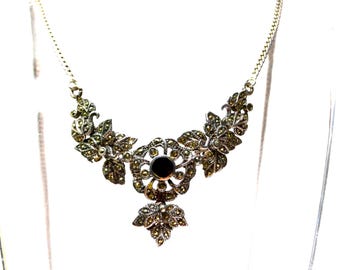 Collar Art Déco antiguo de plata de ley con paneles de eslabones, ónix sintético y marcasita.