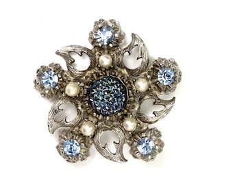 Blaue irisierende Lavasteine, magentafarbene Strasssteine, Brosche, geformte Glas-Kunstperlen, unsigniert Florenza