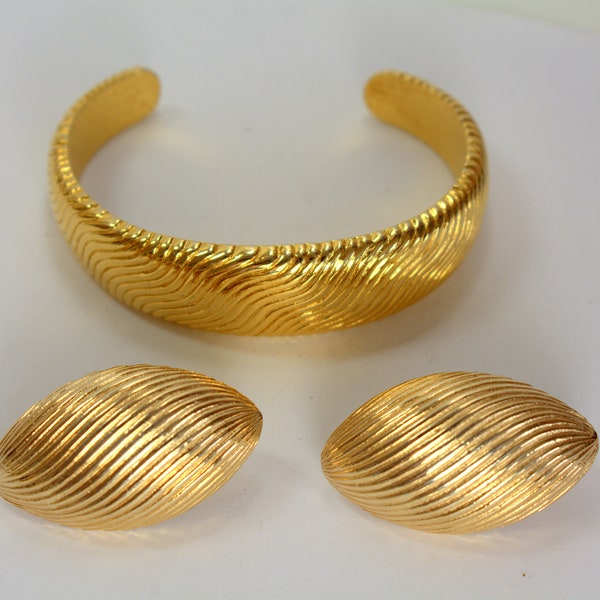 Crown Trifari Jewelry Set: Bangle Bracelet and Earrings Textured Gold