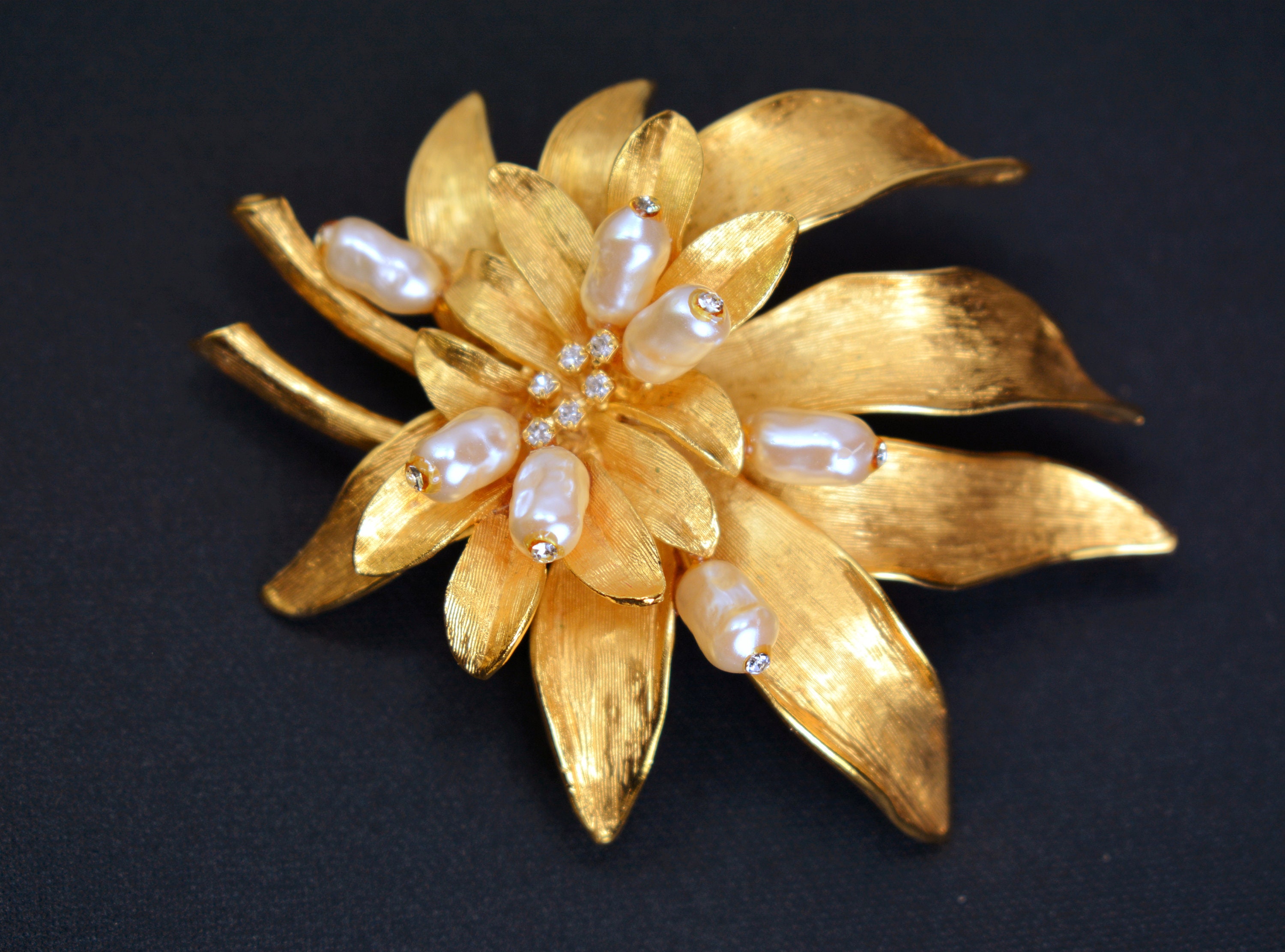 ST.JOHN ブローチ Vintage St John Flower Brooch: Gold Tone, Faux Baroque Pearl