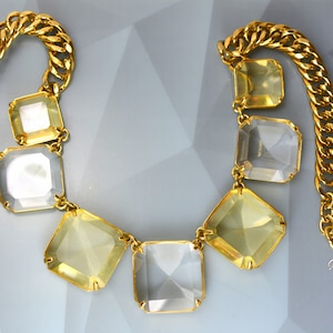 BCBG BCBGMAXAZRIA Choker Collar Necklace Statement faux Stone Link Acrylic