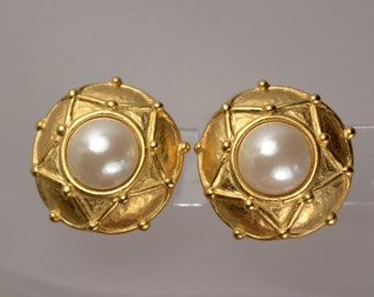Brincos de botão vintage autênticos Givenchy Clip-on, cabochão de pérolas acolchoadas douradas, Givenchy Paris New York