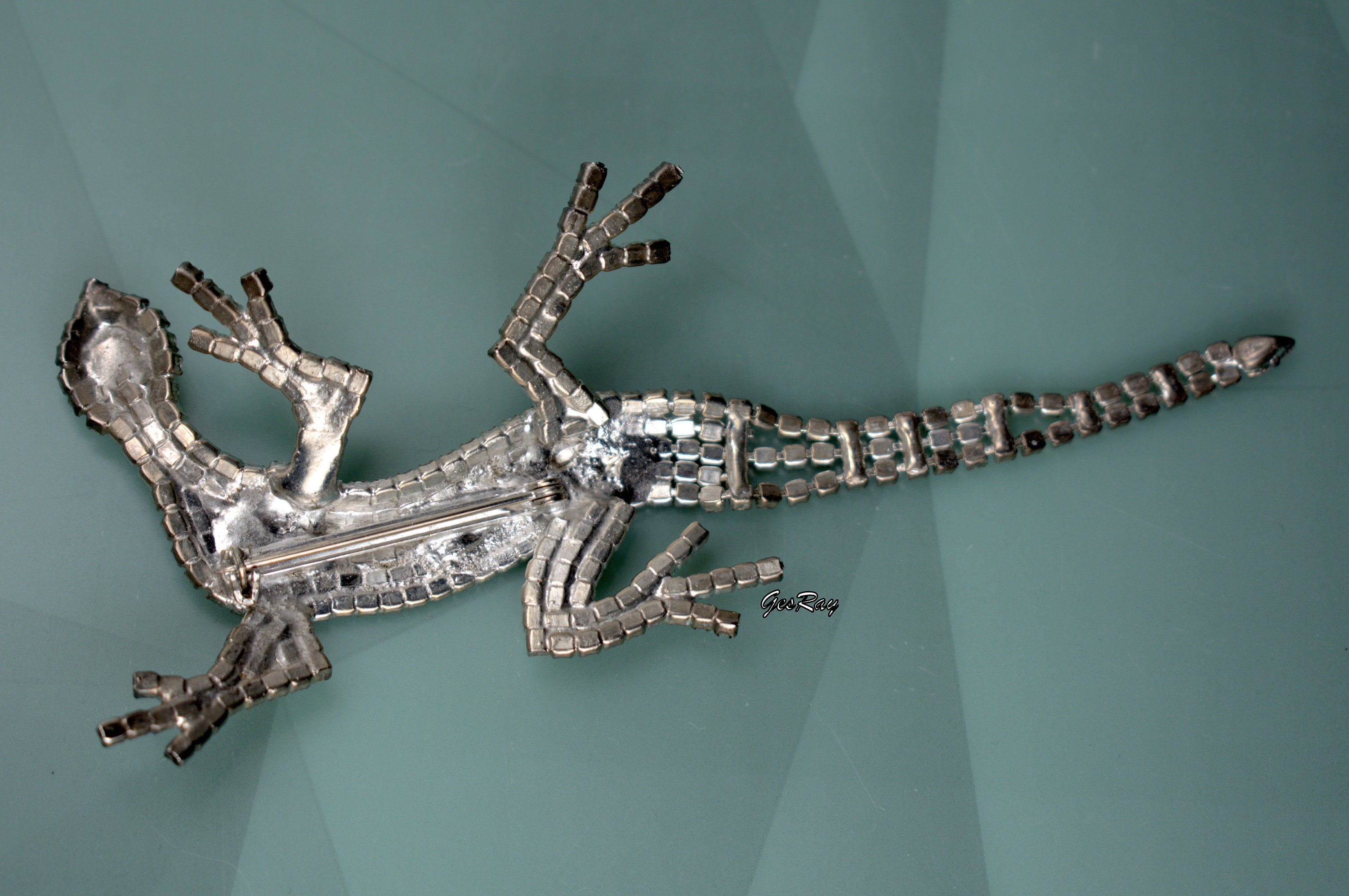 Butler and wilson lizard brooch deals
