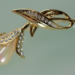 Vintage Pearl Flower Brooch Pin, Gold Tone Stem image 4