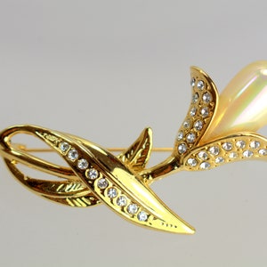 Vintage Pearl Flower Brooch Pin, Gold Tone Stem image 3