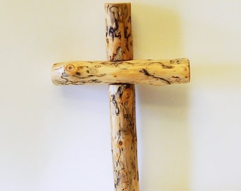 Cruz de madera de abeto de 9 3/4" con rastros de insectos