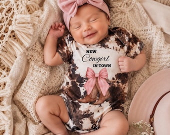 Babybody „Cowgirl in Town“, Western-Babyoutfit, Babybody mit Kuhmuster, Geschenkidee für Cowgirl-Babys, Rodeo-Neugeborenen-Outfit
