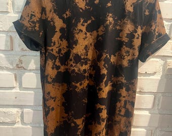 Camiseta blanqueada con efecto tie-dye inverso: lavado ácido negro y marrón, cuello redondo vintage desgastado.