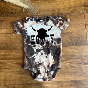 Body de bebé de piel de vaca estilo western Howdy Wild Child, body campestre, regalo para baby shower de vaquero con temática country western, blanqueado a mano, teñido anudado.