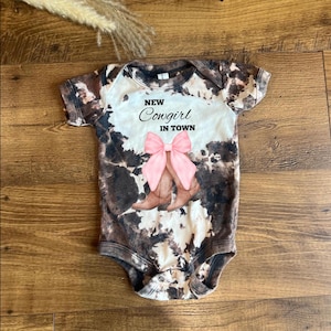 Nueva vaquera en la ciudad, body de bebé de piel de vaca estilo western, body campestre, regalo de baby shower de vaquero con temática country western, blanqueado a mano, teñido anudado.