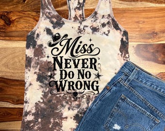 Camiseta sin mangas desteñida con efecto desteñido y lavado ácido con la inscripción "Miss Never Do No Wrong"