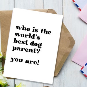 Wie is 's werelds beste hondenouder? Jij bent! 's Werelds beste hondenouderkaart, moederdagkaart voor hondenouders, 5x7 inch portretkaart