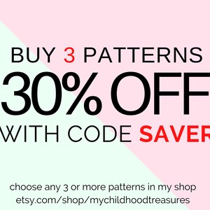 Op de afbeelding: Een roze en groene afbeelding met zwarte tekst die "BUY 3 PATTERNS 30% OFF WITH CODE SAVER" luidt. De tekst bevat ook "choose any 3 or more patterns in my shop etsy.com/shop/mychildhoodtreasures".