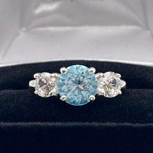 Wunderschöner 4cts Sky Blue Topas Ring Weißer Saphir Größe 6 7 8 9 10 Drei Stein Ring Trending Edelstein Geschenk Dezember
