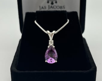 Collar de plata de ley con alejandrita talla pera de 2,5 quilates y detalles de zafiro blanco.