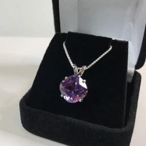 Hermoso collar de alejandrita de corte cojín de 5 quilates en oro de 14 k o plata esterlina. Alejandrita cojín. Joyería de tendencia. Regalo. Piedra natal de junio.