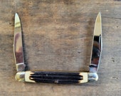 Queen 66 Winterbottom Bone Derlin Handle. Muskrat Knife 1977 quot Q quot Steel Tang Stamp Etched. Two Blade. Factory Edge. Excellent Condition