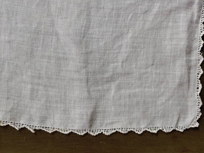 Delicate Floral Embroidery White Cotton 1950s Vintage Woman/'s Handkerchief