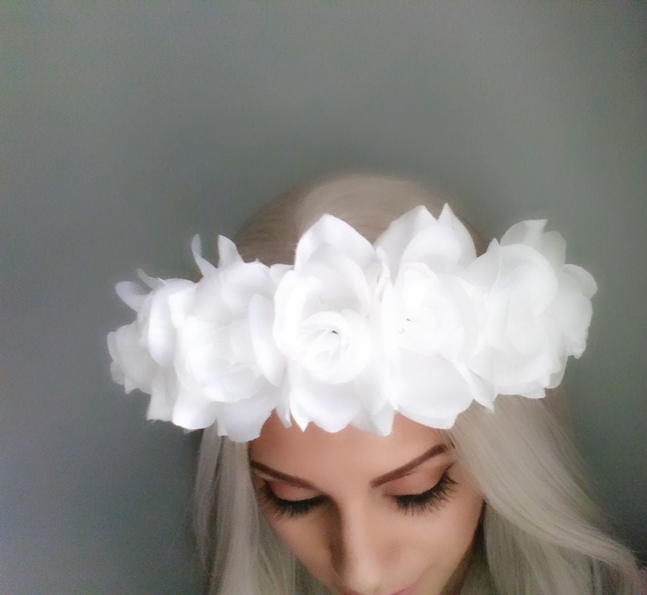 3x buttonhole white roses + 1x crown flower 3x buttonhole white roses + 1x crown flower