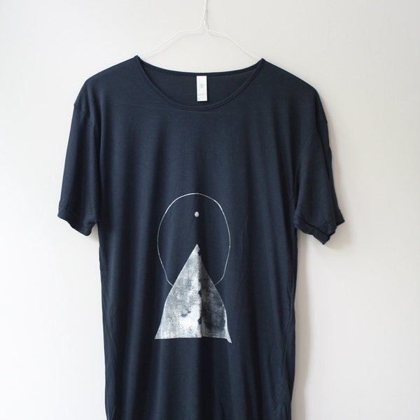 s / DE PIRAMIDE N.1 / volle maan driehoek T-shirt / donkere wolk . wit