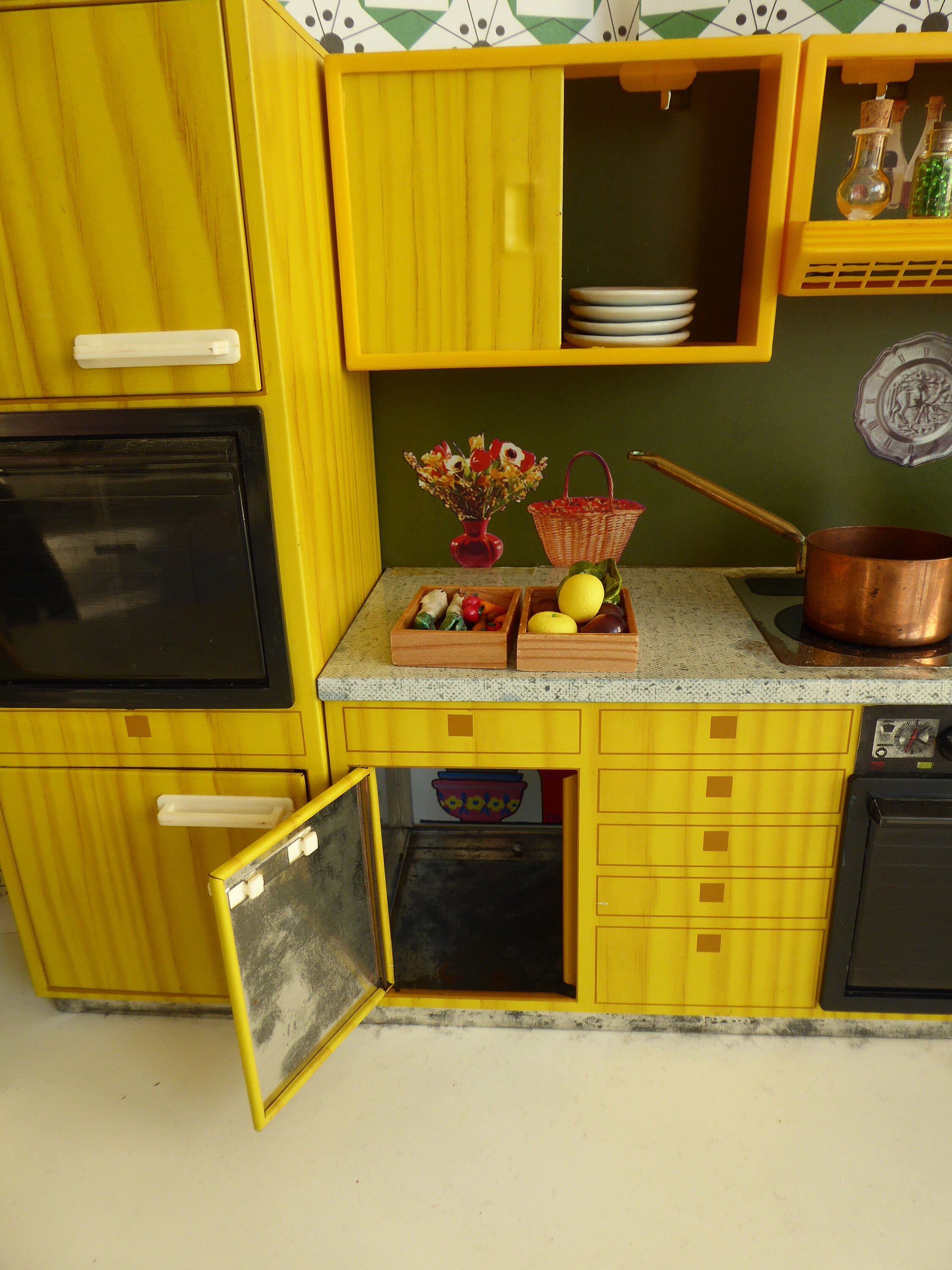Stunning '60s METAL DOLL KITCHEN, With Glorious Litho