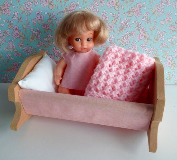 Mobilier de chambre Amanda rose pour maison de poupée en bois