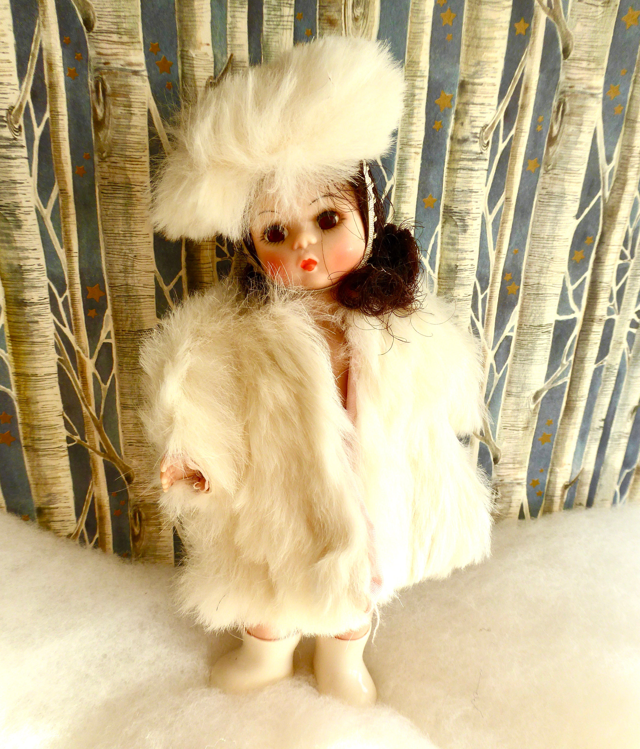 Poupée de collection en porcelaine, avec manteau et chapeau (D'occasion