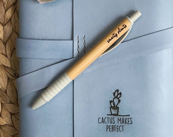 Stylo en bambou gravé : « Beautifully Complicated » ou « Smarty Plants »
