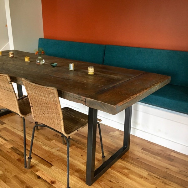 La casa de campo moderna hecha de madera envejecida y patas de metal.