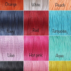 Könnte beinhalten: Eine Sammlung von 12 Spulen gewachster Baumwollkordel in verschiedenen Farben, darunter Orange, Weiß, Pfirsich, Marineblau, Rot, Türkis, Lila, Pink, Aqua, Schwarz, Rosa und Gelb.