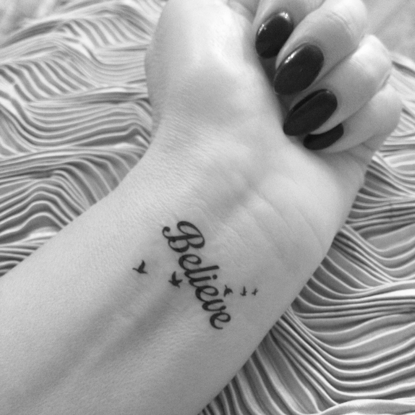 тату надпись на руке для девушек. тату надписи с переводом для девушек со смыслом на латыни. татуировки для девушек маленькие надписи. надписи для татуировок для девушек со смыслом. высказывания на латыни с переводом для тату.