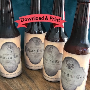 Könnte beinhalten: Vier braune Glasflaschen mit Etiketten im Vintage-Stil. Die Etiketten zeigen Illustrationen von einem Einhorn, einer Fee, einer Meerjungfrau und einem Pilz. Die Etiketten enthalten auch Text, der lautet: "Einhorn Horn", "Pixie Dust", "Meerjungfrauen Tee" und "Feen Tinte".