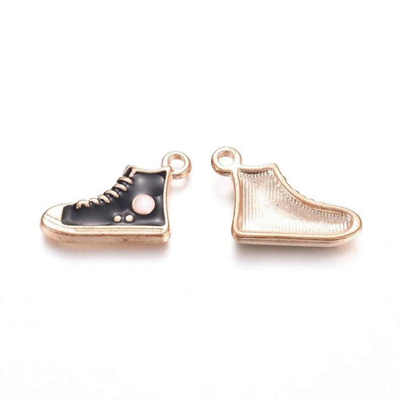 2 Converse Shoe Charms Black High Tops Sneakers Charm 19 x 12mm Émail Émail Escarpins Chaussures Pendentifs Charme Bijoux image 2