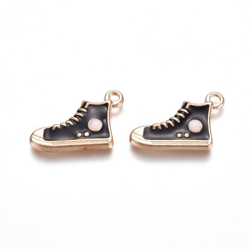 2 Converse Shoe Charms Black High Tops Sneakers Charm 19 x 12mm Émail Émail Escarpins Chaussures Pendentifs Charme Bijoux image 3