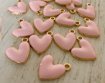 Ciondoli a forma di cuore rosa - Cuori d'amore in oro rosa e smalto sfalsati - Ciondoli da 1,6 cm - Ciondoli a forma di cuore rosa per San Valentino