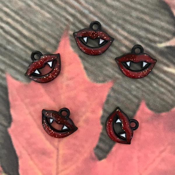 Halloween Fang Charms Rouge Paillettes Émail Vampire Lèvres Crocs Charms Noir pour Collier Bracelet Boucles D'oreilles Pendentifs Porte-clés Bijoux Résultats