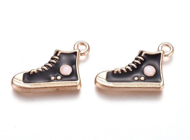 2 Converse Shoe Charms Black High Tops Sneakers Charm 19 x 12mm Émail Émail Escarpins Chaussures Pendentifs Charme Bijoux image 1